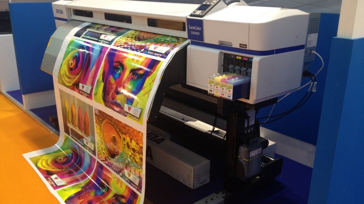 Premium digital printing services in Dubai at the Last Moment Print production facility featuring high-speed machinery.